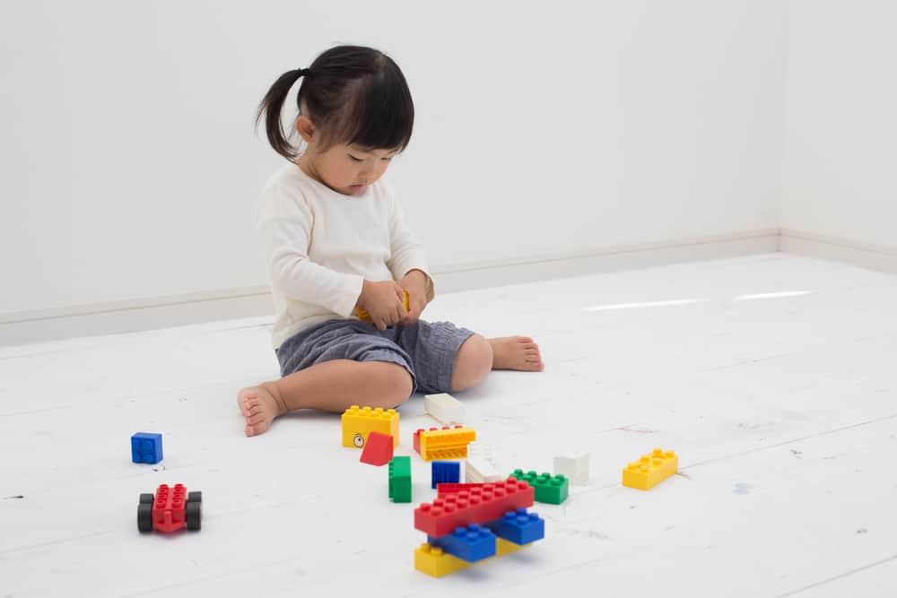 Apa Benar Posisi Duduk "W" Pada Anak Itu Berbahaya? Ini Kata Para Ahli.