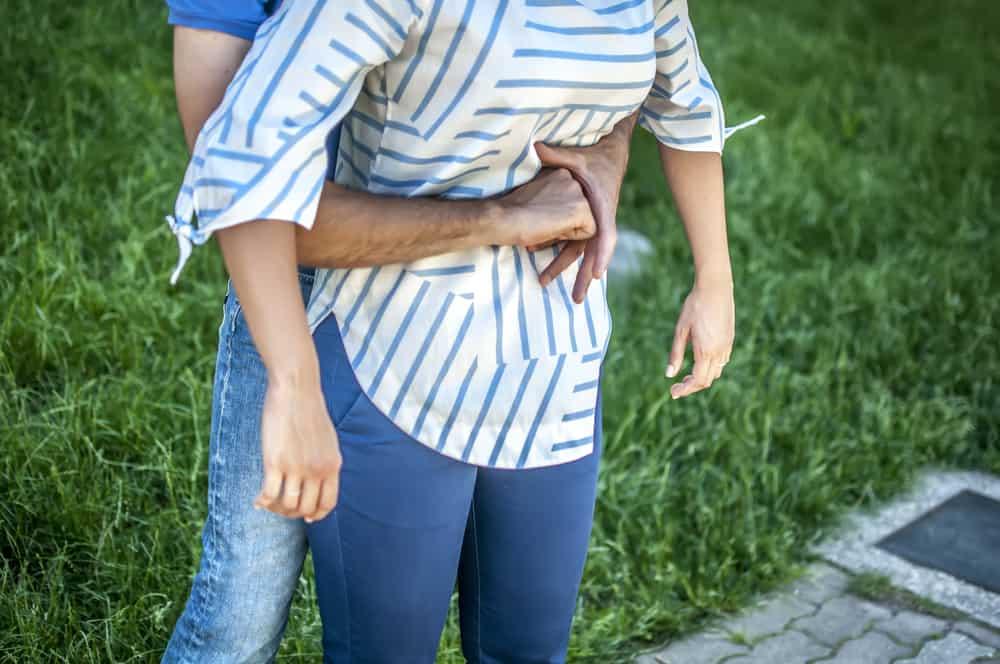 Panduan Menolong Orang yang Tersedak dengan Heimlich Maneuver
