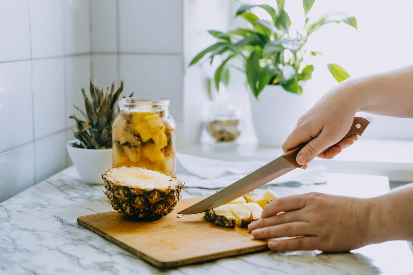 Benarkah Makan Nanas saat Haid Bikin Aliran Darah Makin Deras?