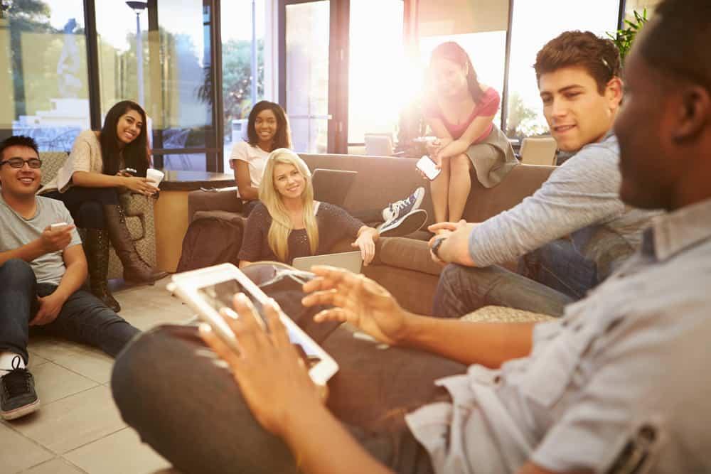 5 Tips Membangun Percakapan Dengan Orang Lain, Tanpa Canggung