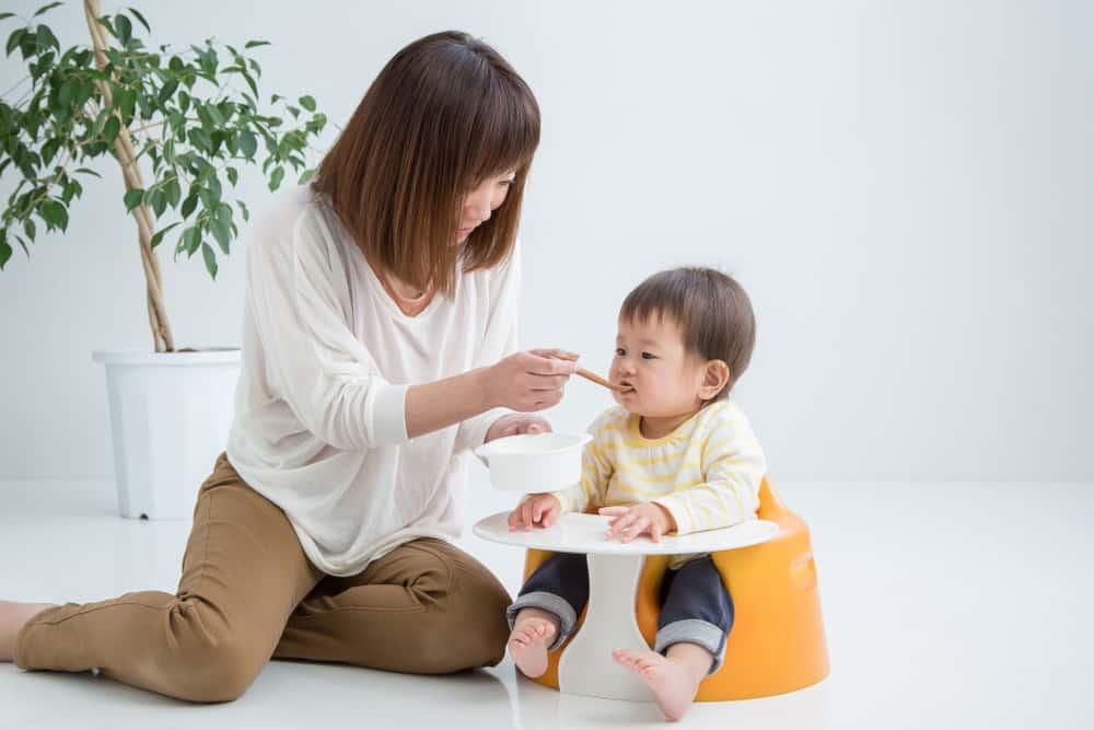 8 Tahapan Perkembangan Makan Bayi Sesuai Usia Tumbuh Kembangnya