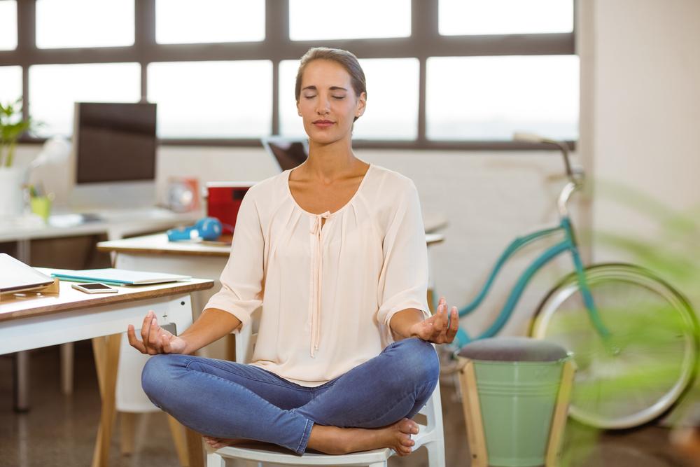 pose-yoga-sambil-duduk-di-kursi