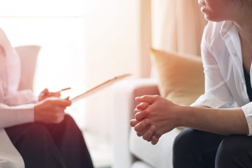 Punya Masalah Mental, Lebih Baik Konsultasi ke Psikolog atau Psikiater?