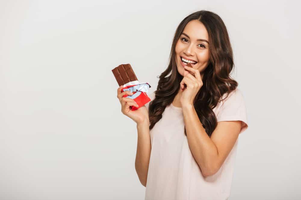 makan-cokelat-untuk-iritasi-usus