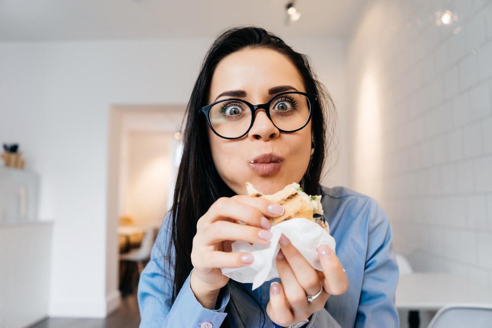 6 Cara Mengatasi Makan Berlebihan Saat Emosi Sedang Meluap