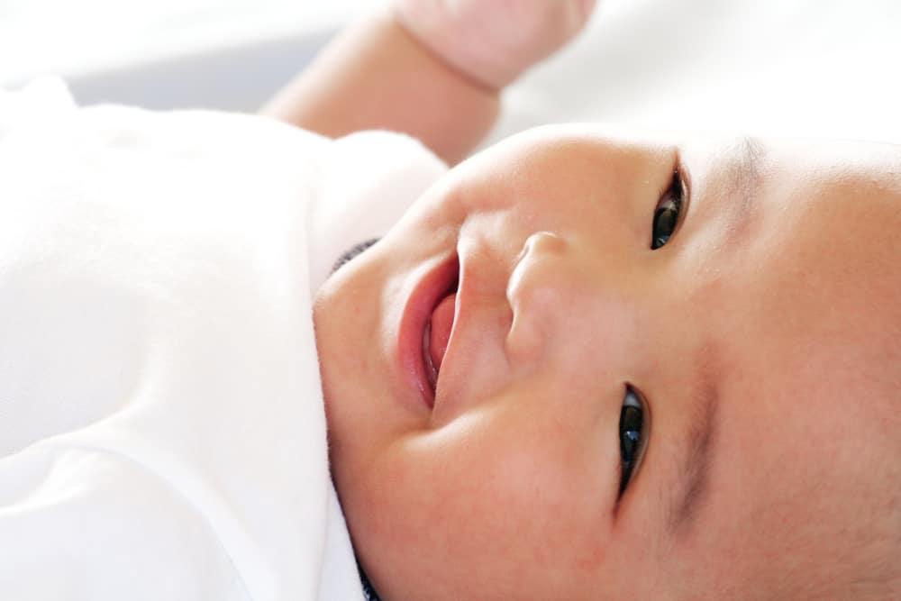 Kapan Bayi Bisa Melihat Sekitarnya dengan Baik dan Jelas?