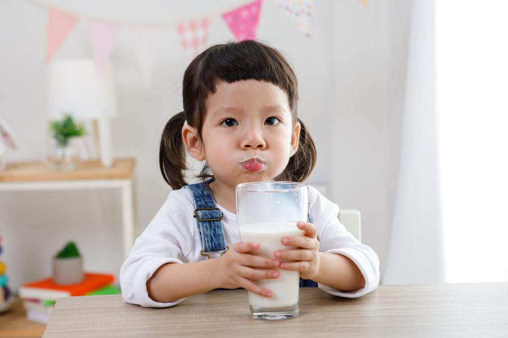 Kapan Balita Boleh Mulai Minum Susu Sapi?