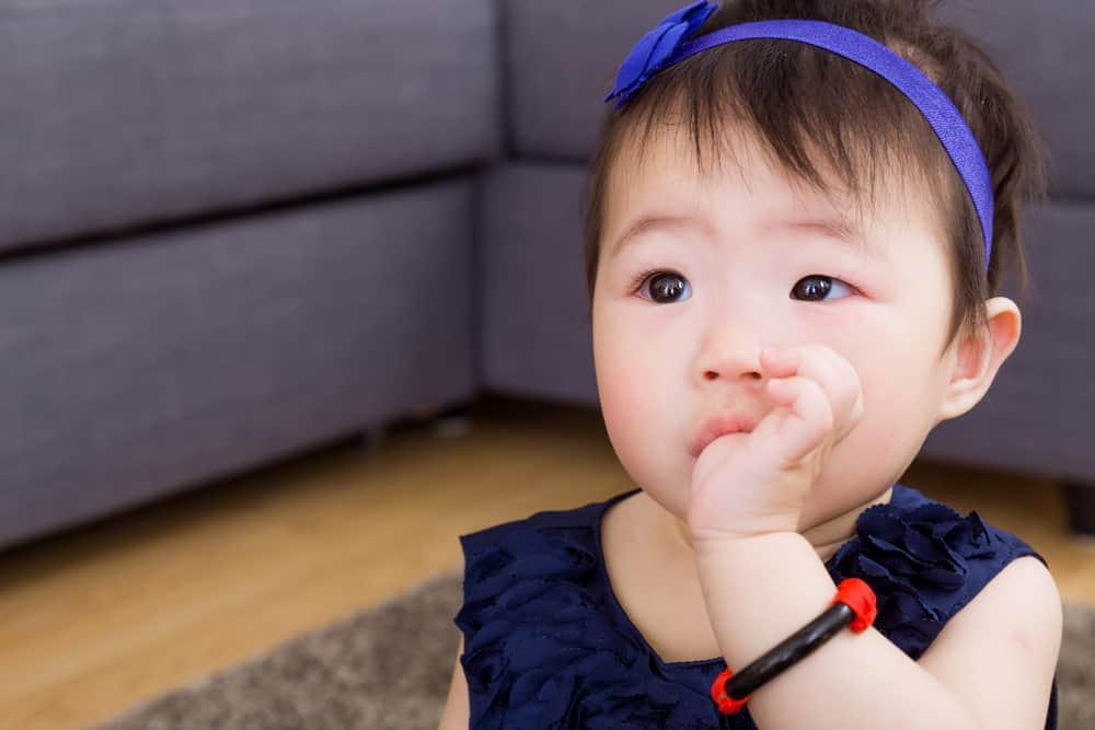 Empeng Versus Isap Jempol, Mana yang Lebih Baik untuk Si Kecil?