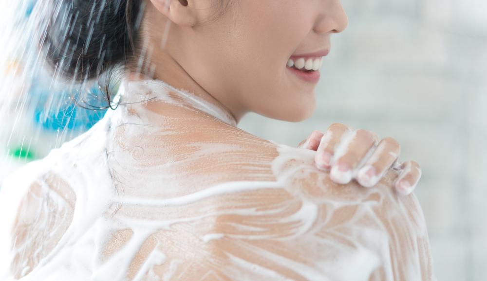 membersihkan-kulit-dengan-scrub