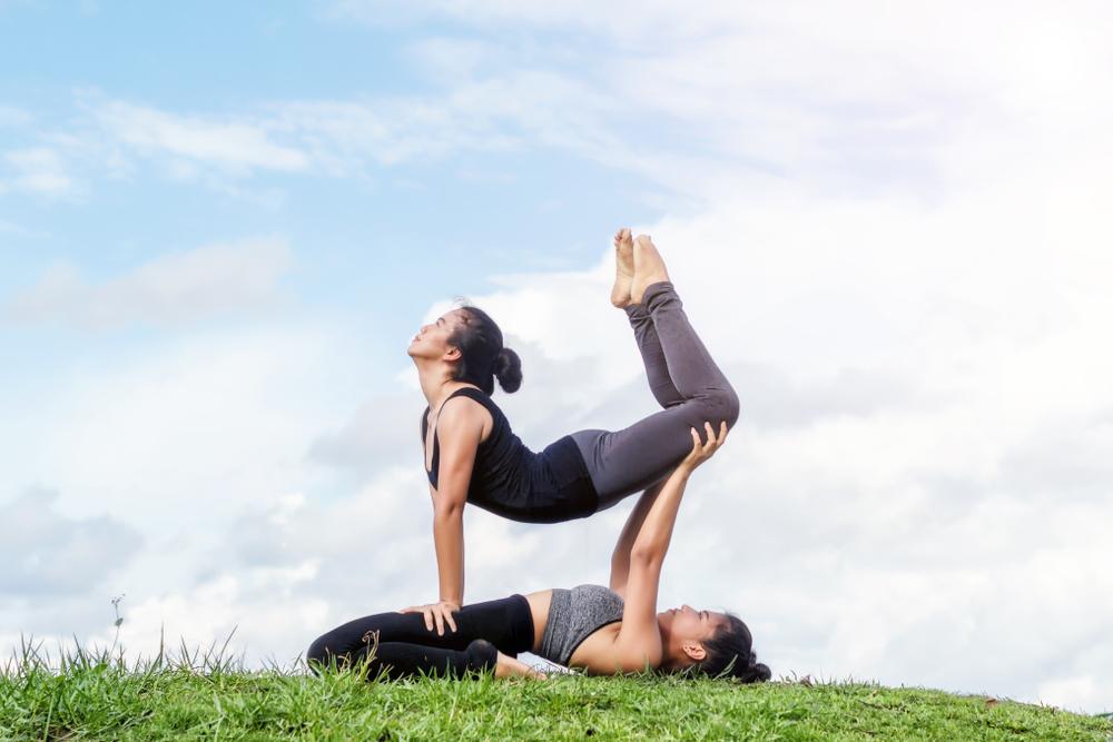pose-yoga-berpasangan