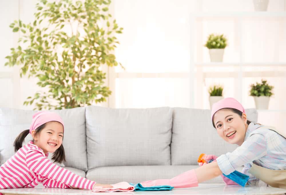 3 Manfaat Melatih Anak untuk Ikut Bantu Beres-Beres Rumah