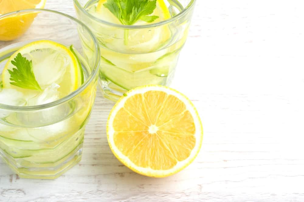 bahaya-minum-air-lemon-saat-maag