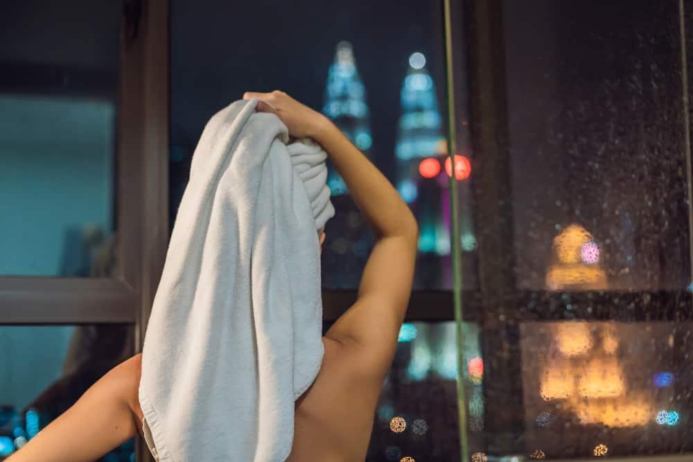 7 Kebiasaan di Malam Hari yang Diam-Diam Merusak Keindahan Rambut