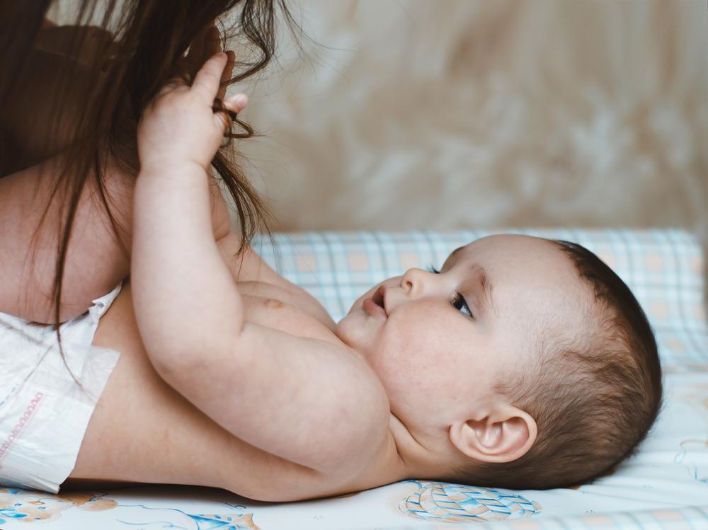 Kenapa Si Kecil Suka Sekali Mencubit dan Menarik Rambut?