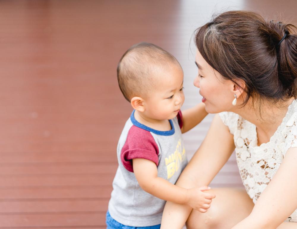 Si Kecil Minta Digendong Terus? 8 Tips Ini Bisa Bantu Atasinya