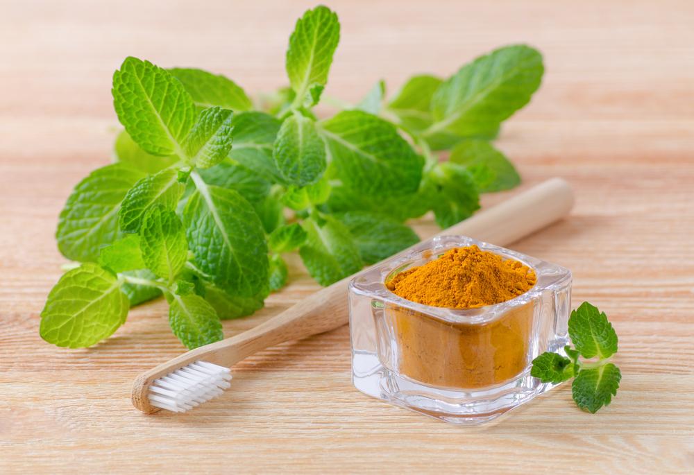 cara-memutihkan-gigi-dengan-kunyit