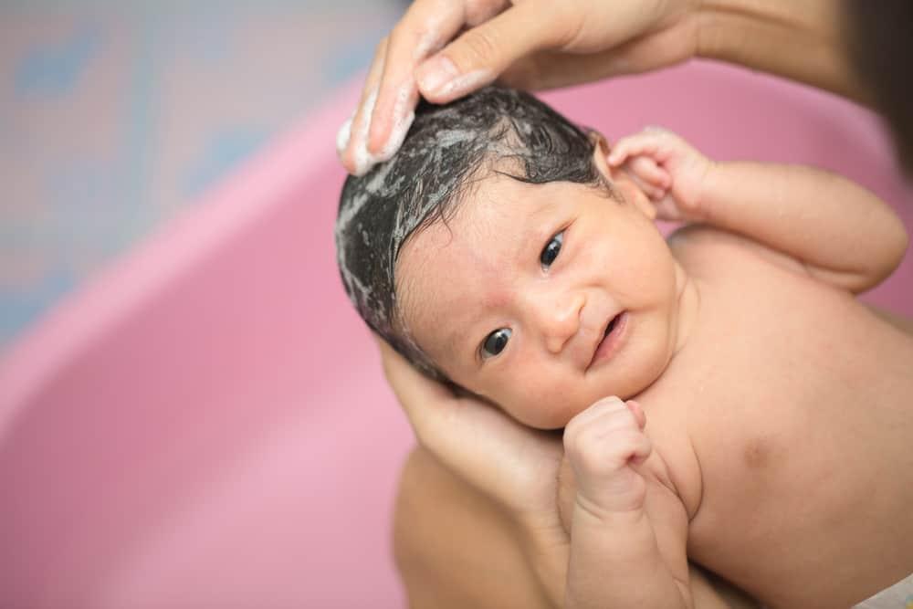 3 Cara Tepat Merawat Kulit Bayi yang Sensitif