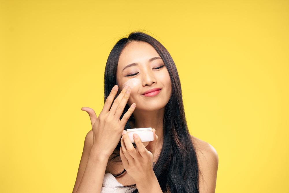 Punya Kulit Berminyak? Hindari 8 Kandungan Skincare Ini
