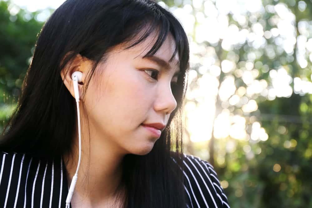 suka-mendengarkan-lagu-galau-ini-dampaknya-bagi-anda