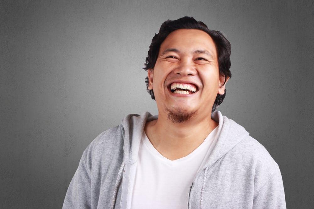 manfaat-menertawakan-diri-sendiri