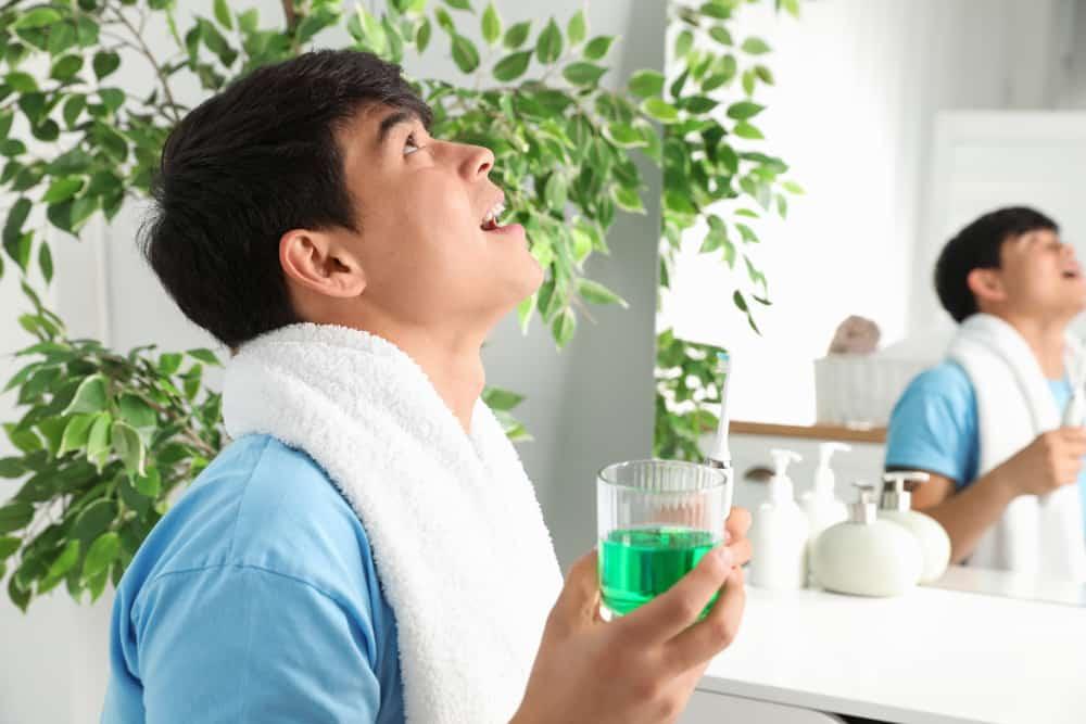 Panduan Pakai Obat Kumur yang Benar, Menurut Dokter Gigi