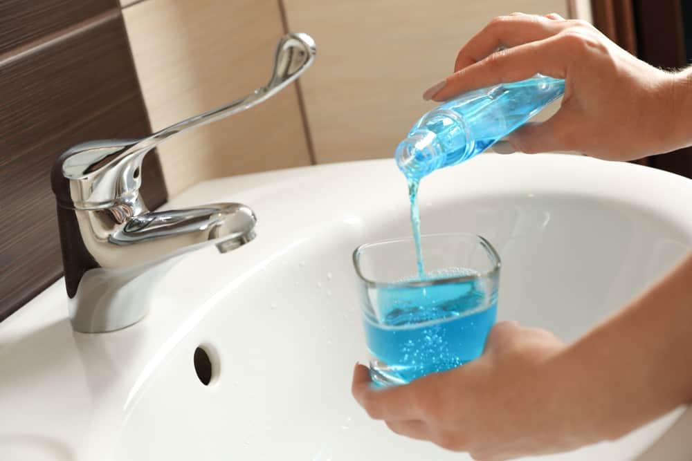 Apakah Mouthwash Bisa Obati Sakit Gigi dan Gusi?