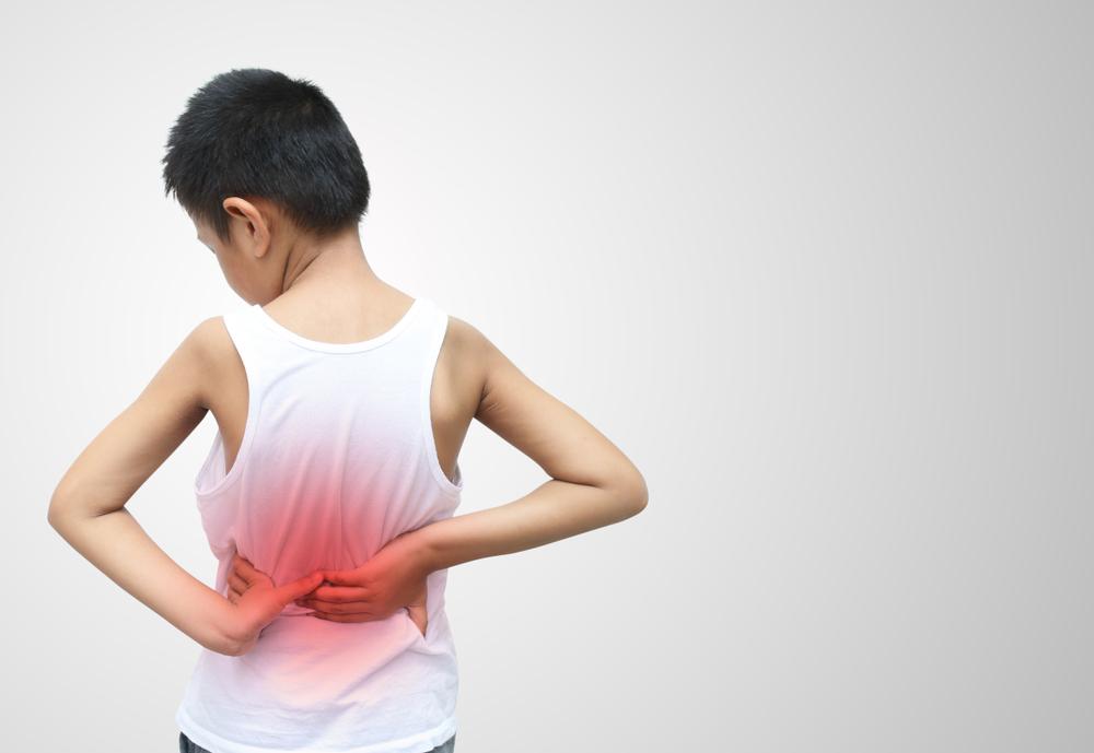 5 Kondisi Serius yang Membuat Anak Terus Mengeluh Sakit Punggung