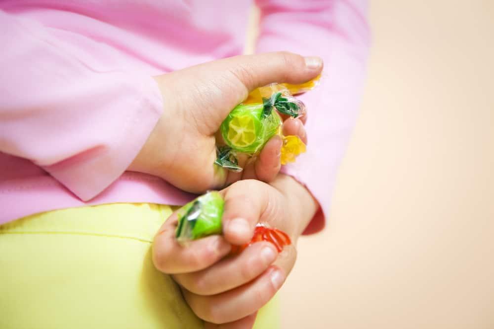 Si Kecil Kepergok Mencuri? Hadapi Dengan 4 Cara Bijak Ini