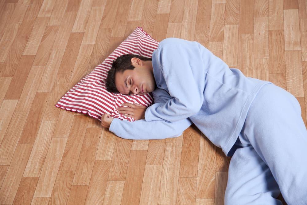 tidur-di-lantai-untuk-nyeri-punggung
