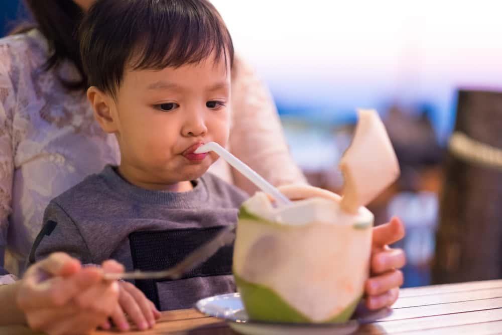 minum-air-kelapa-untuk-bayi