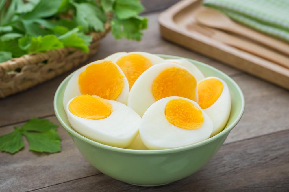 anak-makan-telur-setengah-matang