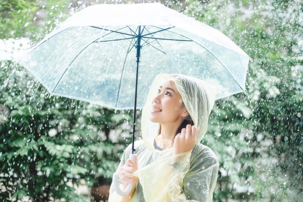 Setelah Hujan-hujanan, Haruskah Keramas Pakai Air Hangat Supaya Tidak Pusing?