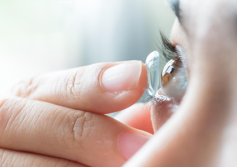 Takut Alami Infeksi Mata Karena Pakai Softlens? Yuk, Hindari Dengan 4 Cara Ini