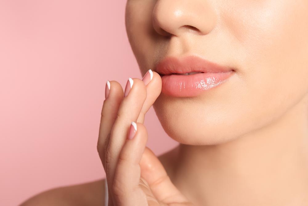Cara Mudah Pakai Minyak Kelapa untuk Atasi Bibir Kering dan Pecah-Pecah