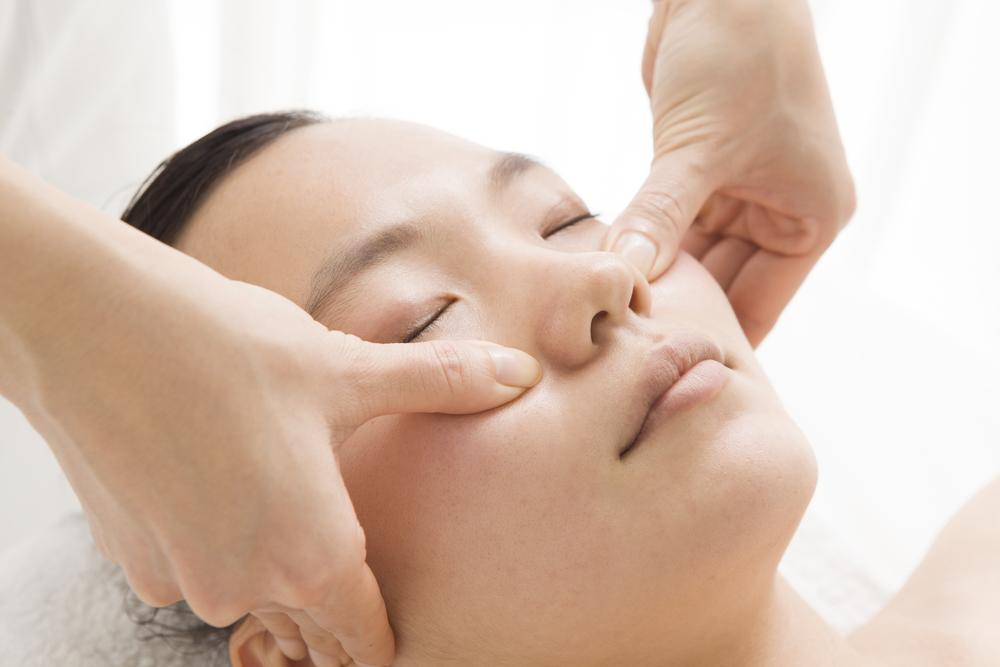 pijat-wajah-untuk-mengatasi-sinusitis