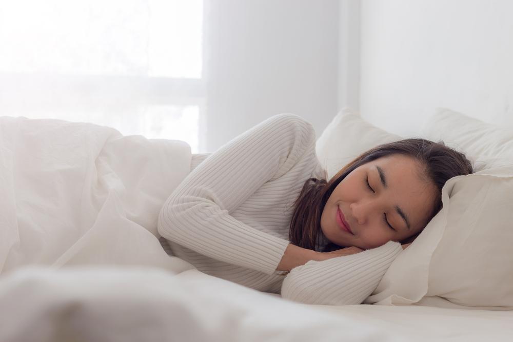 posisi-tidur-untuk-leher-sakit