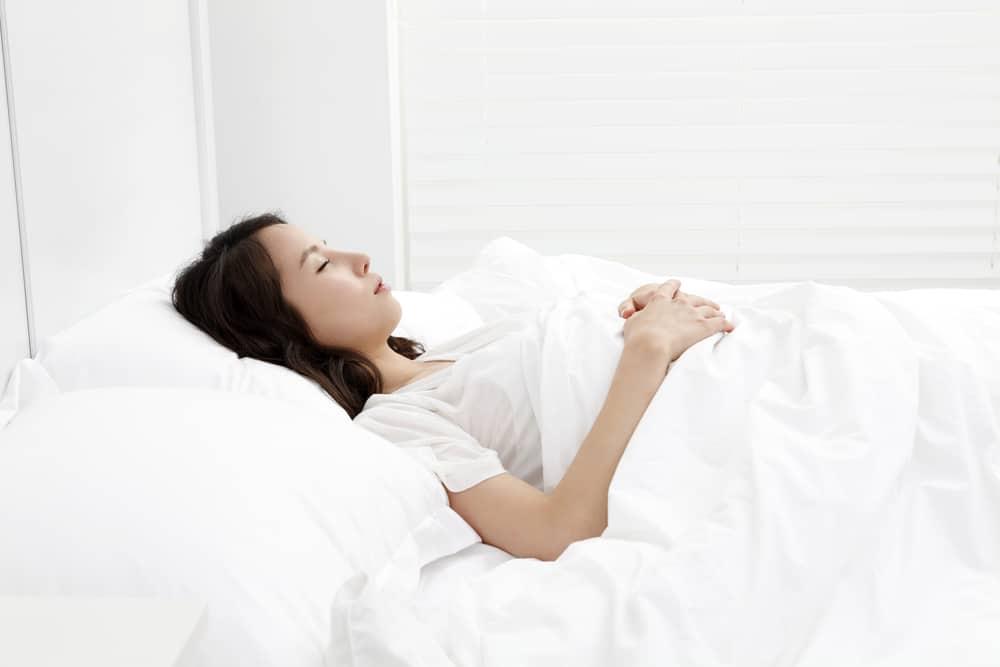 posisi-tidur-saat-sakit-punggung