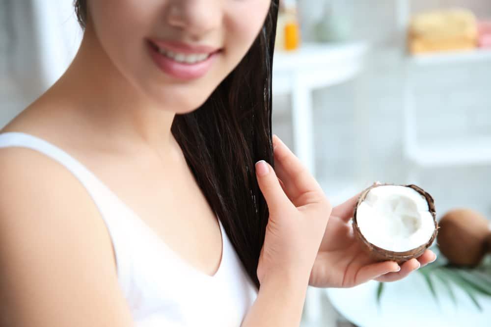 3 Cara Memanfaatkan Minyak Kelapa untuk Rambut Bebas Ketombe
