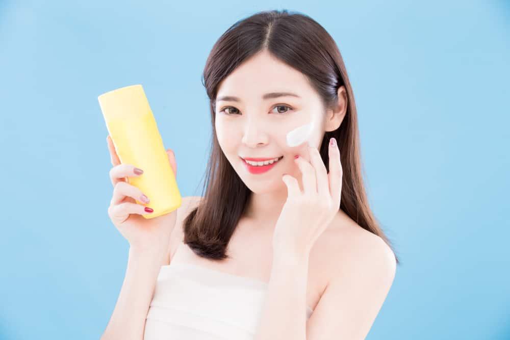 Ini Alasan Kenapa Anda Harus Pakai Pakai Sunscreen Tiap 2 Jam Sekali