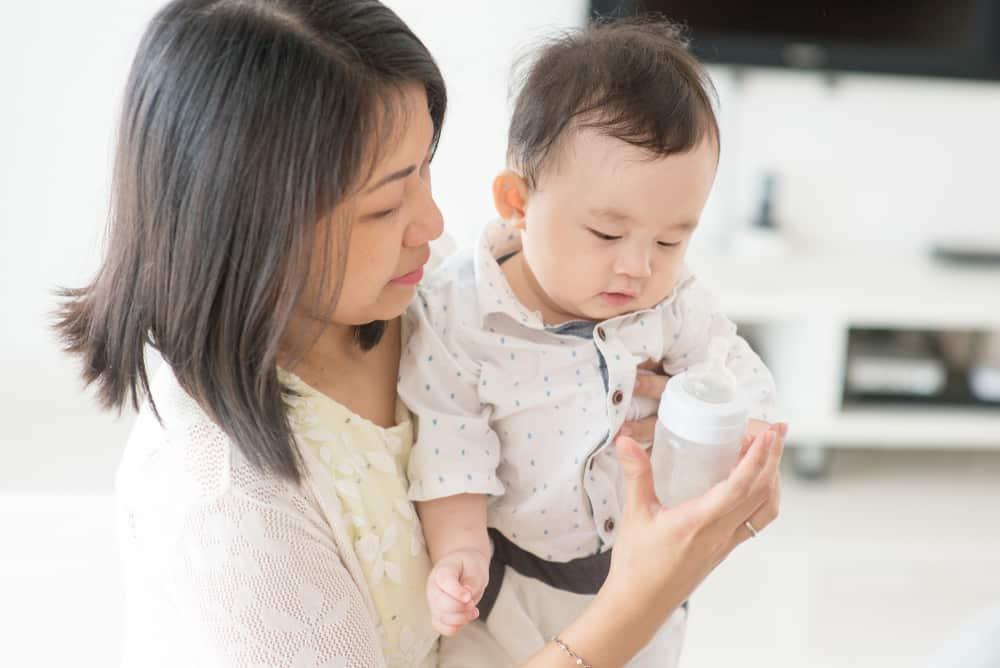 Kiat Jitu Melatih Si Kecil Supaya Berhenti Pakai Botol Susu