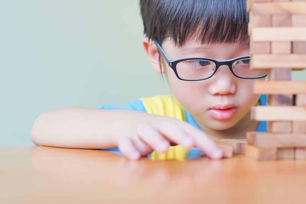 Perhatikan, 5 Tanda-Tanda Si Kecil Harus Pakai Kacamata