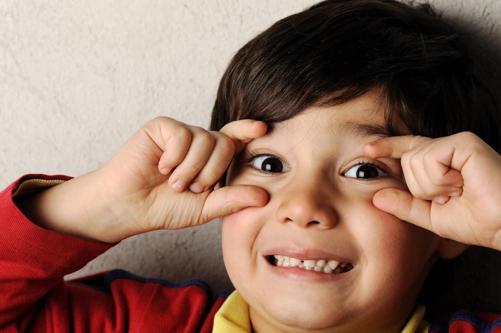 anak-pakai-lensa-kontak-softlens