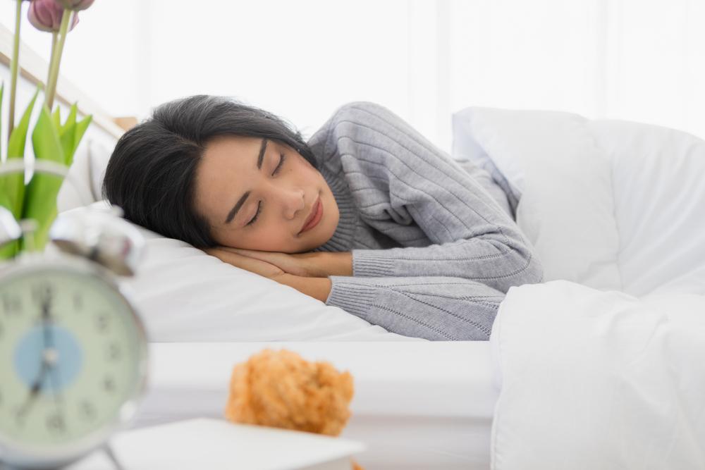 posisi-tidur-yang-baik-untuk-pernapasan