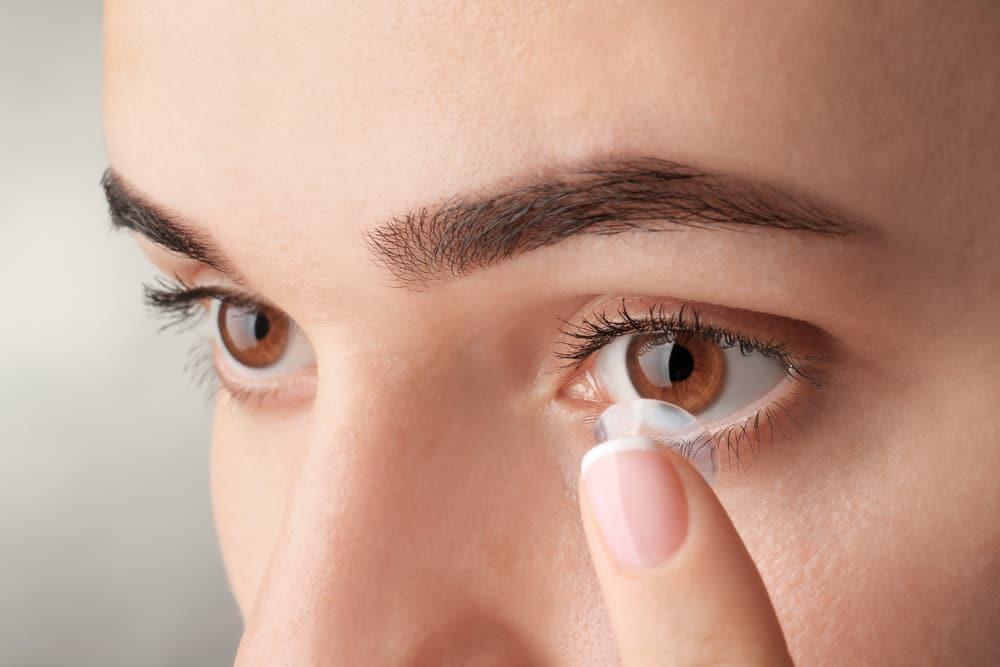 4 Aturan Penting Pakai Softlens Saat Cuaca Panas Agar Mata Tetap Sehat