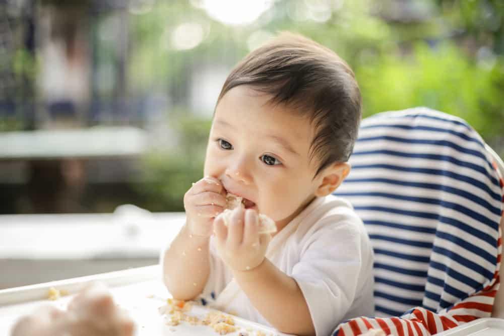 Menginjak Bulan Ke-8, Ini Cara Memilih MPASI Terbaik untuk Bayi
