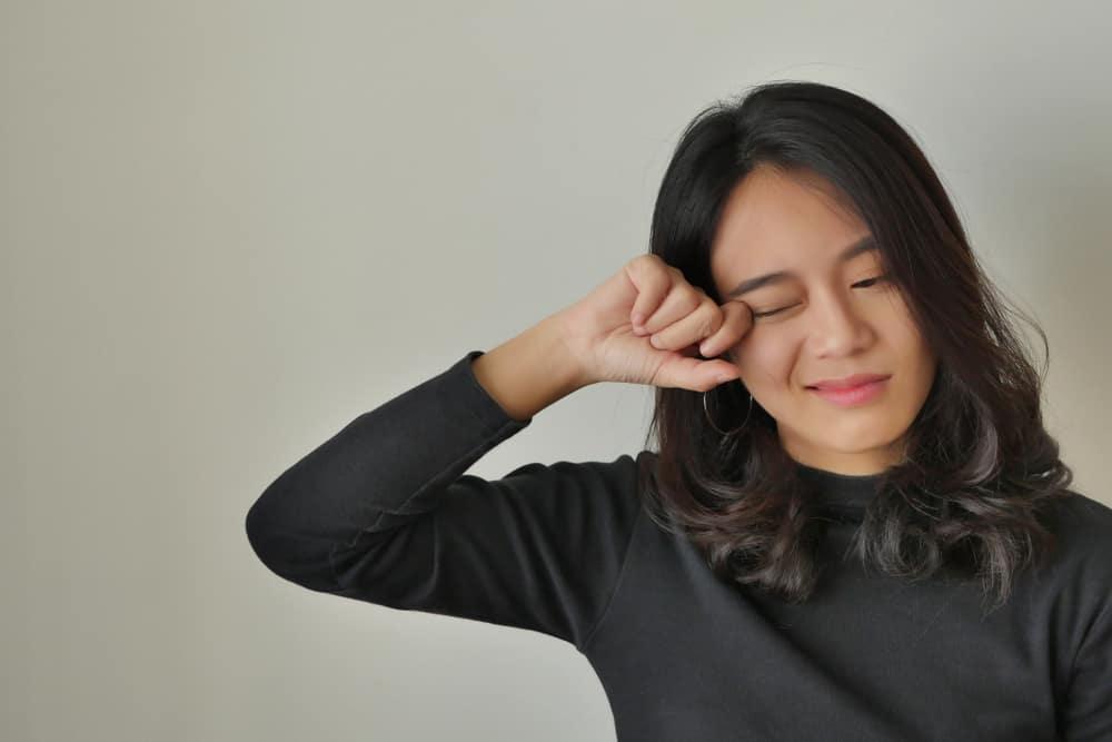 mata-seperti-melihat-kilatan-cahaya