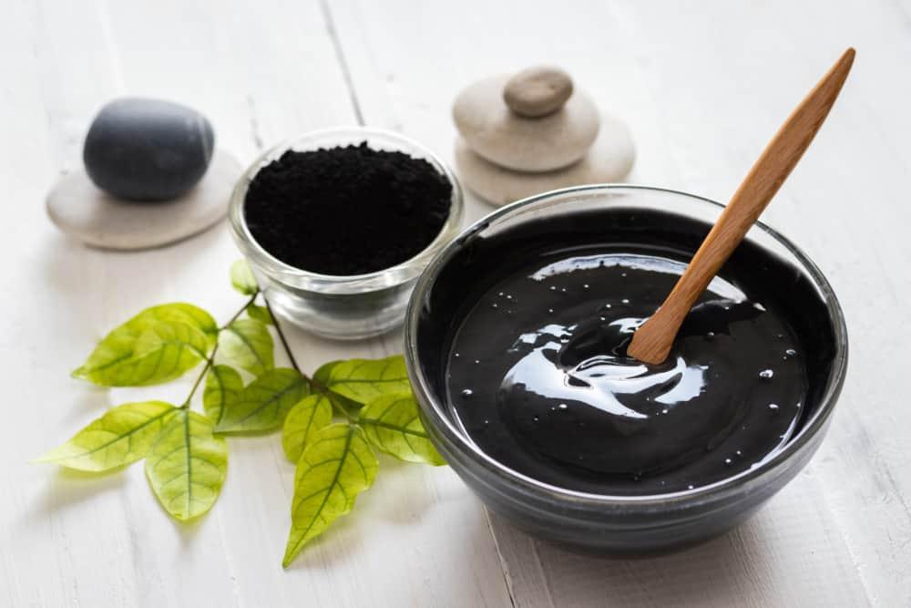 cara-buat-manfaat-masker-charcoal