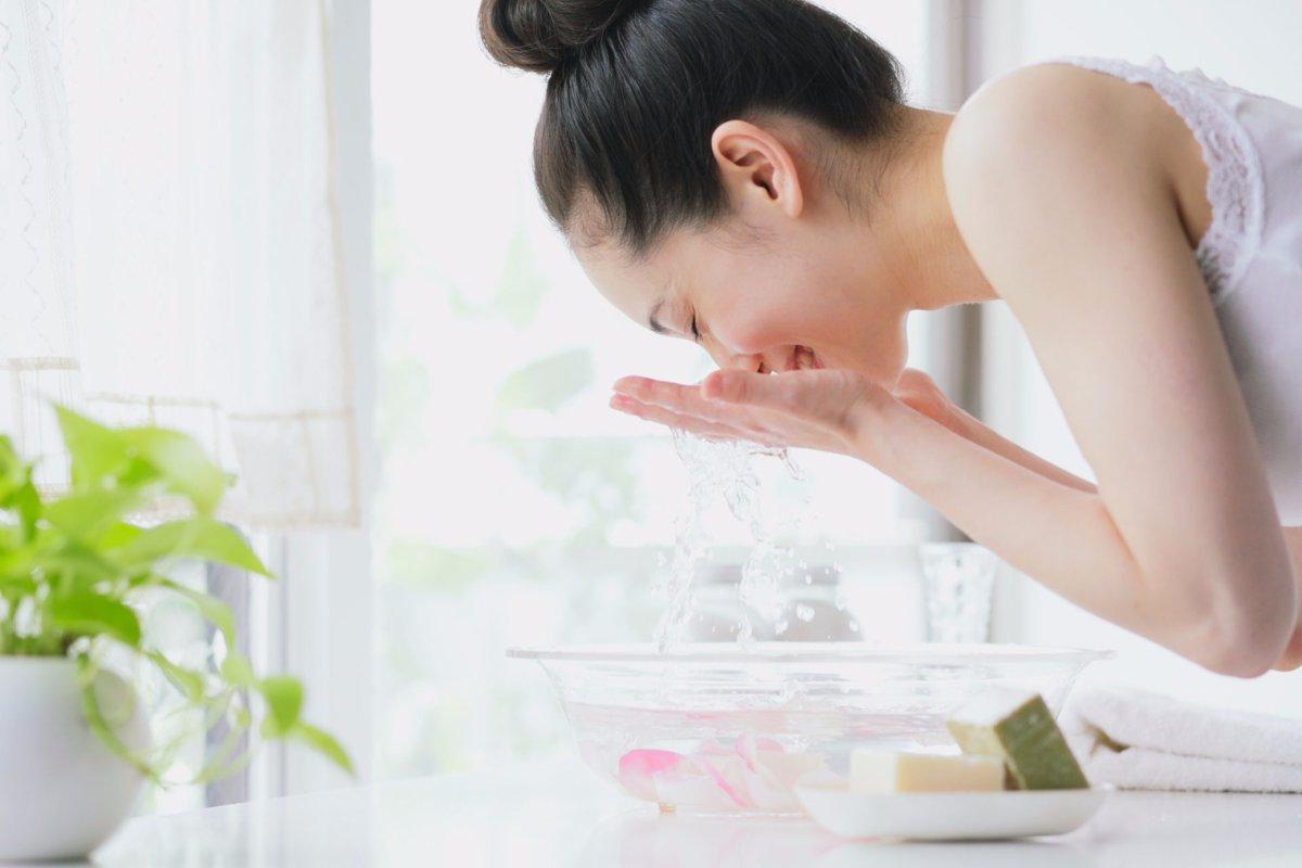 Manfaat Cuci Muka dengan Air Dingin dan Air Hangat