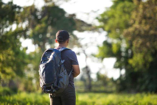 cara-memakai-tas-ransel-yang-benar