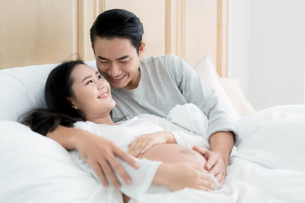 4 Posisi Seks Saat Hamil yang Aman, Nyaman, dan Menggairahkan
